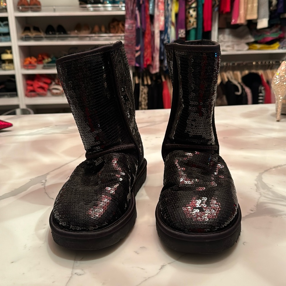 Black sequin UGG boots size 71 once excellent condition fur-lined
